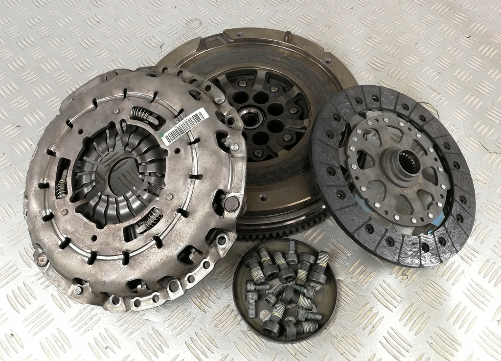 7614326 7614327 Kupplungsdruckplatte Zweimassenschwungrad BMW F20 F21 F22 1,5 T Product image