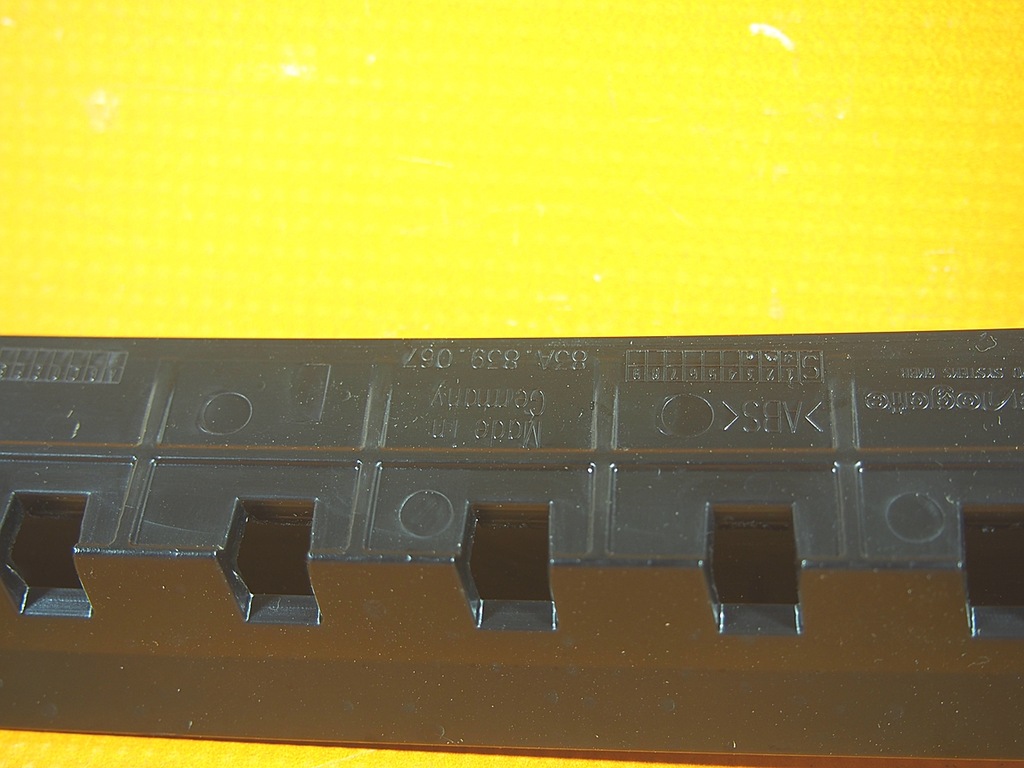 Audi Q3 83A SB 18KM Fensterführung hinten LINKS 83a839067 Product image