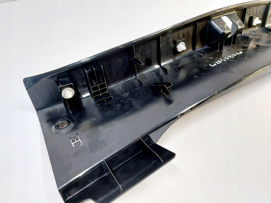 MERCEDES C-KLASSE W205 16 Jahre alt Abdeckung, Sicherheitsgurtabdeckung hinten, Limousine A2056908204 Product image