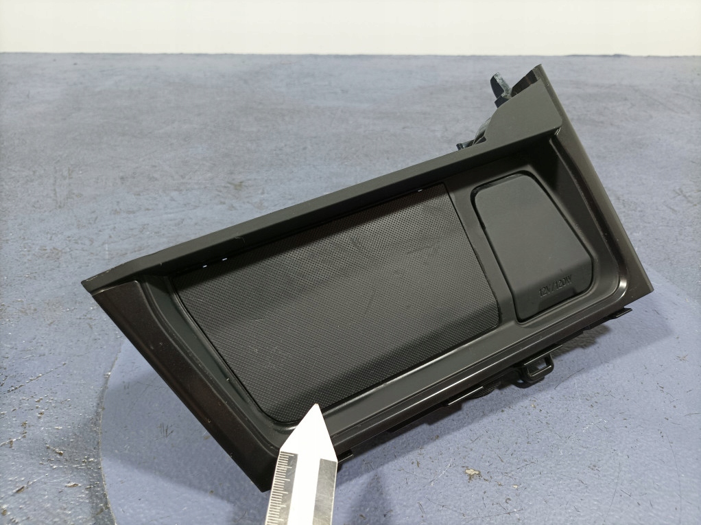 Lexus UX 250H Speicherfach leichter 2 Pin 58813-76010 Product image
