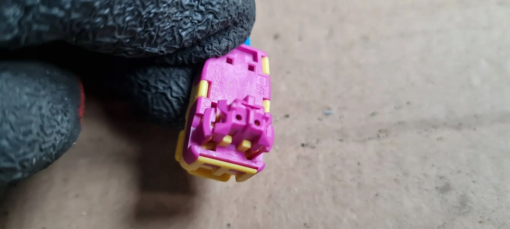 A5 8W AIRBAG-CUBE-STECKER 3AA972571B A4 B9 8W A5 Q5 80A Product image