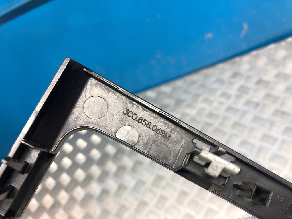 VW PASSAT B6 3C 3C0 DEKOR RADIORAHMEN 3C0858069M Product image
