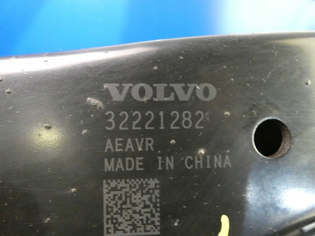 VOLVO XC40 QUERLENKER RECHTS VORNE RECHTS Product image