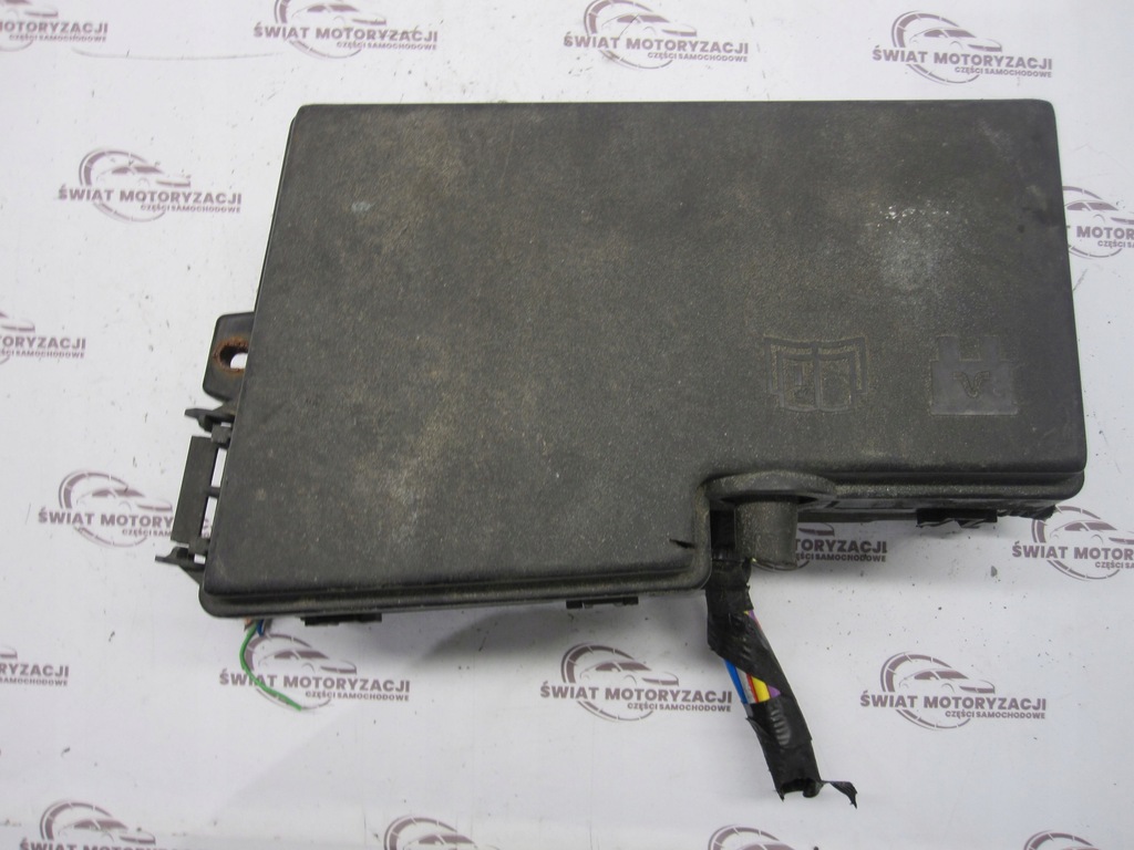 Ford Focus MK3 III 12R Sicherungsbox AV6T-14A142-AB AV6T-14A067-AC Product image