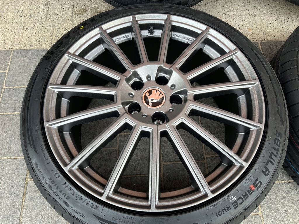 SKODA SUPERB III SOMMERFELGEN 235/40R19 AEZ NEU Product image