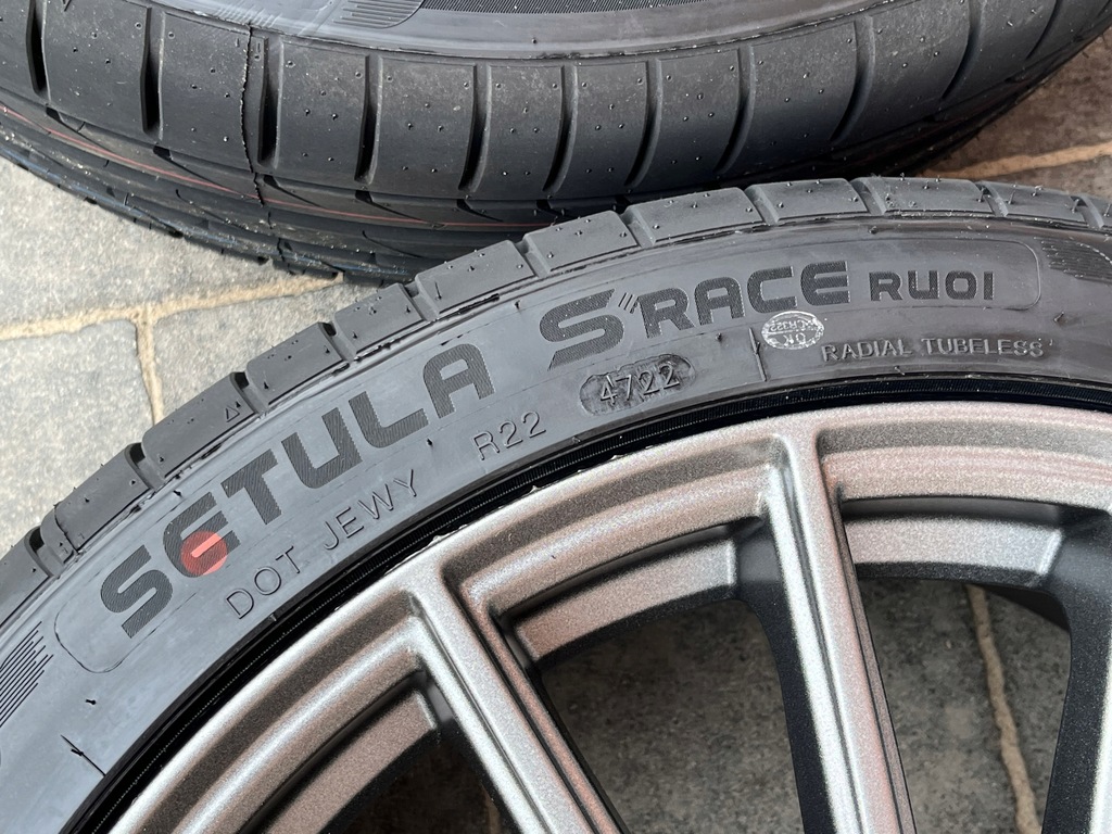 VW PASSAT B8 SOMMERFELGEN 235/40R19 AEZ NEW RIKEN Product image