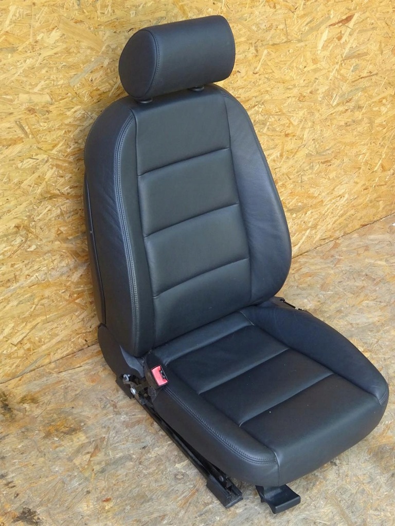 AUDI A4 B7 SITZ LINKS VORNE LEDER PERFEKT Product image