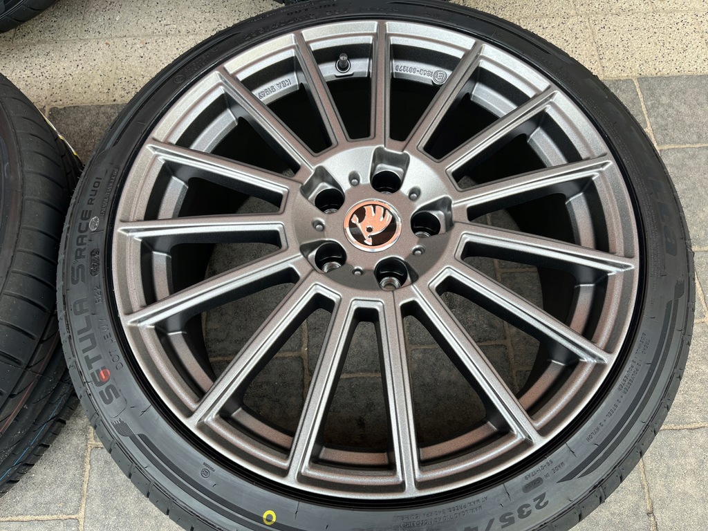 SKODA SUPERB III SOMMERFELGEN 235/40R19 AEZ NEU Product image
