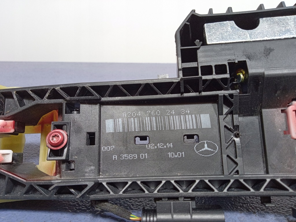 MERCEDES CLS W218 GRIFFBEFESTIGUNG RECHTS A2047602434 Product image