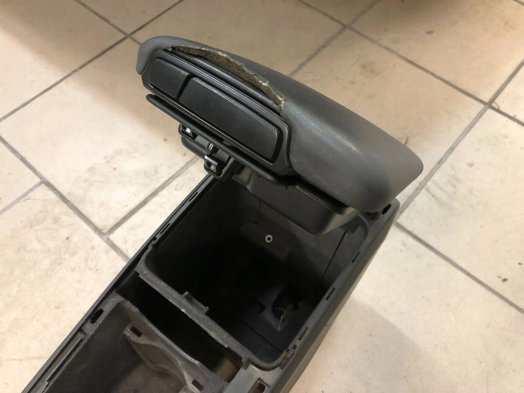 VOLVO S40 V50 ARMLEHNE MITTELTUNNEL 30755375 Product image