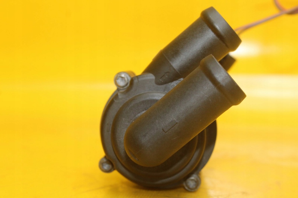 Zusätzliche Wasserpumpe Webasto Audi Q7 4L VW TOUAREG 7L0965561J Product image