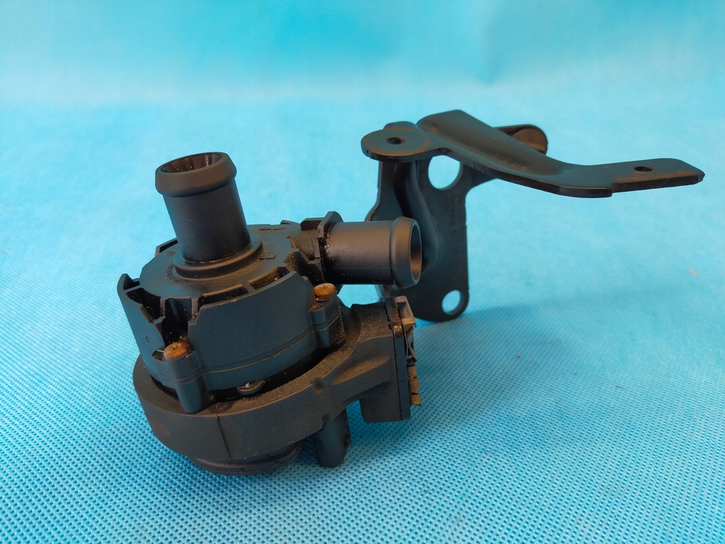 VW TOURAN III 3 2017R 2.0TDI 110KW WASSERPUMPE 5Q0965567 Product image