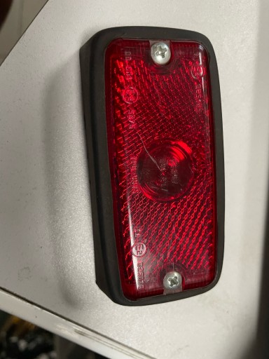 Rote rechteckige Begrenzungsleuchte