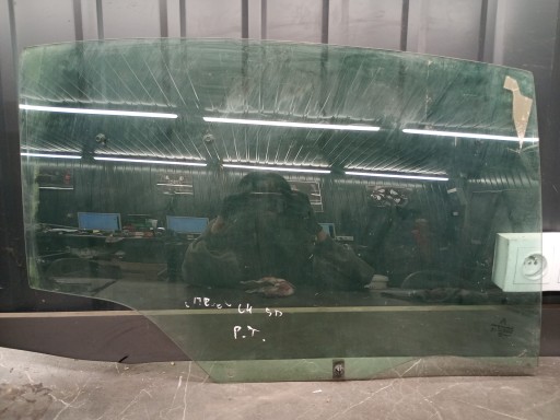 Rechte Glas hinter Citroen C4 und 07