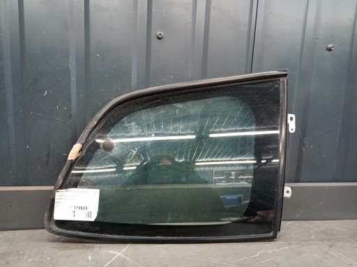 links Glas hinter Mazda RX8