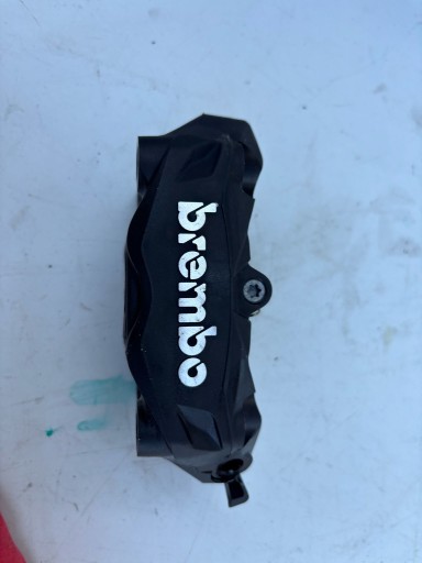 BMW F900R K83 vorne Brembo links